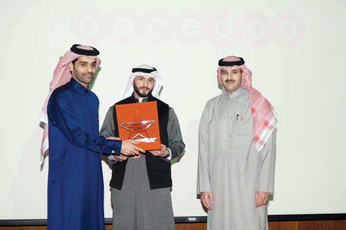المدير العام الشيخ محمد بن عبدالله ال ثاني ورئيس قطاع الموارد البشرية والخدمات الادارية صالح الحوطي مع احد الفائزين﻿