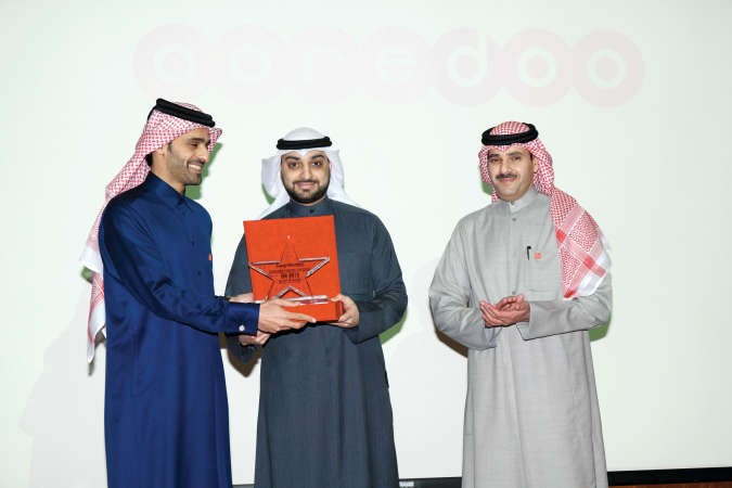 الشيخ محمد بن عبدالله ال ثاني وصالح الحوطي مع احد الفائزين﻿