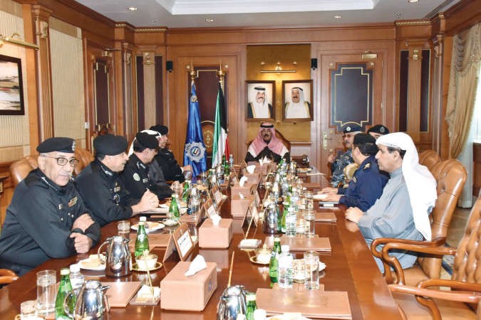 نائب رئيس مجلس الوزراء ووزير الداخلية الشيخ محمد الخالد خلال اجتماعه بالقيادات الامنية