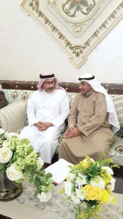 المواطن محسن العجمي مع الزميل محمد الدشيش