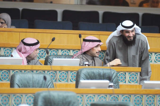رئيس المجلس مرزوق الغانم في حديث مع الامين العام علام الكندري ود عبدالله الطريجي