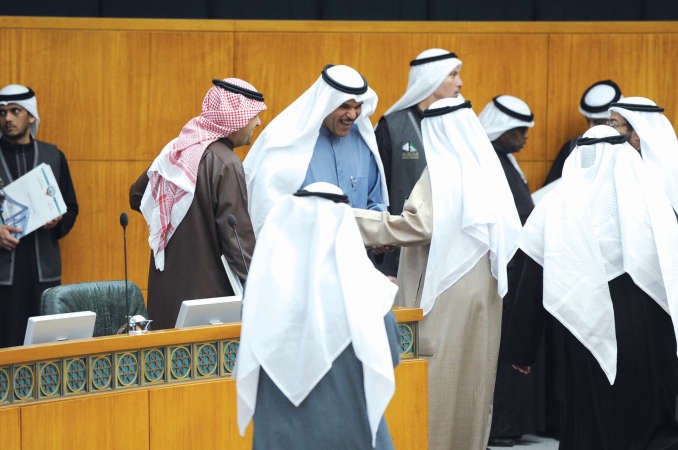 الشيخ سلمان الحمود محاطا بالنواب والوزراء