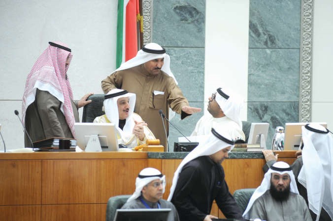 كامل العوضي مترئسا جانبا من الجلسة