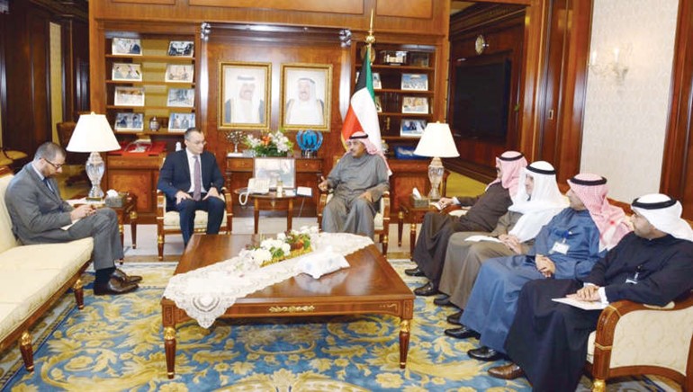 الشيخ صباح الخالد خلال لقائه مع منسق الامم المتحدة الخاص بعملية السلام في الشرق الاوسط نيكولاي ميلادينوف