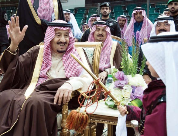 خادم الحرمين الشريفين محييا طفلا سعوديا يؤدي العرضة ضمن نشاطات المهرجان الوطني للتراث والثقافة في دورته الثلاثين واس