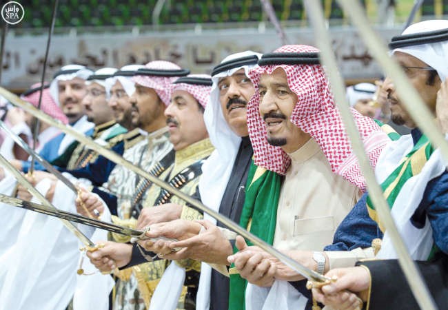 خادم الحرمين الشريفين الملك سلمان بن عبدالعزيز مشاركا في العرضة السعودية ضمن نشاطات المهرجان الوطني للتراث والثقافة في دورته الثلاثين واس