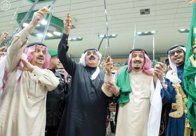 الملك سلمان مشاركا في العرضة السعودية واس