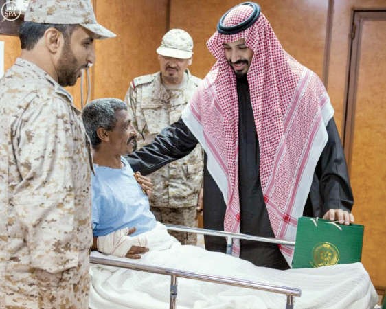 صاحب السمو الملكي الامير محمد بن سلمان ولي ولي العهد النائب الثاني لرئيس مجلس الوزراء وزير الدفاع السعودي خلال اطمئنانه على احد مصابي العمليات العسكرية بقطاع جازان واس