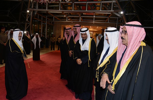 صاحب السمو الامير لدى وصوله الى البلاد وفي استقبال سموه الشيخ فيصل السعود وسمو الشيخ ناصر المحمد والشيخ صباح الخالد والشيخ محمد الخالد