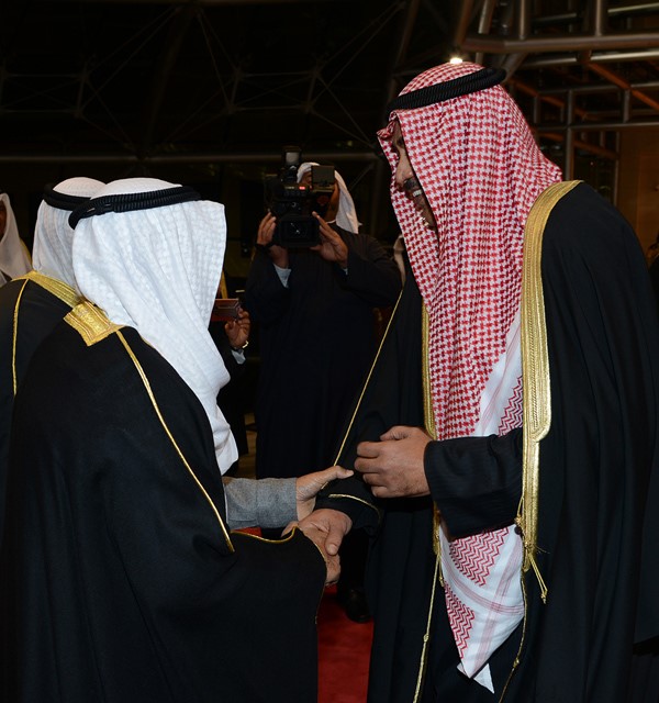 صاحب السمو الامير مصافحا الشيخ صباح الخالد