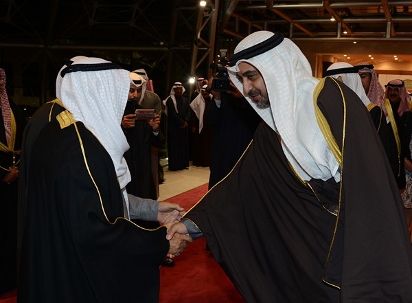 صاحب السمو الامير مصافحا الشيخ محمد العبدالله