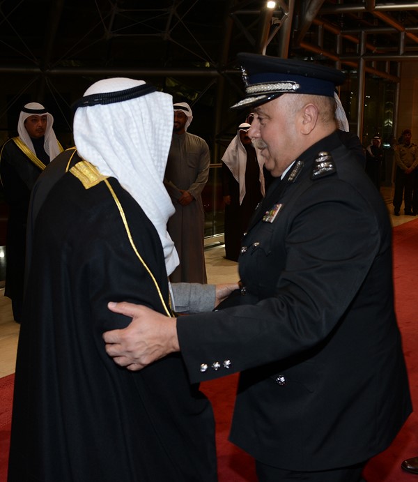 صاحب السمو يصافح الفريق سليمان الفهد