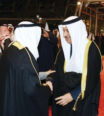  صاحب السمو الامير يصافح سمو الشيخ جابر المبارك﻿