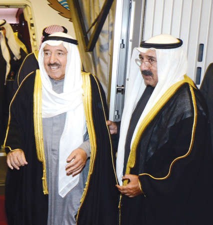 صاحب السمو الامير الشيخ صباح الاحمد مصافحا الشيخ ناصر صباح الاحمد﻿