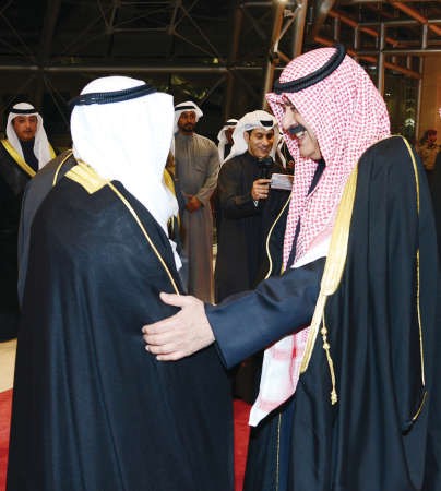 سمو الامير مصافحا خالد الجارالله﻿