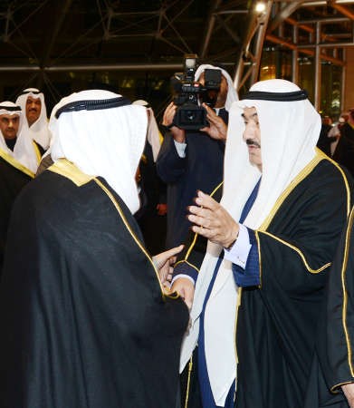 صاحب السمو الامير يصافح سمو الشيخ ناصر المحمد﻿