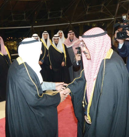 صاحب السمو الامير مصافحا الشيخ فيصل السعود﻿