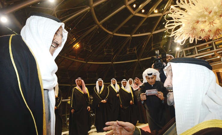 صاحب السمو الامير الشيخ صباح الاحمد مصافحا سمو الشيخ سالم العلي﻿