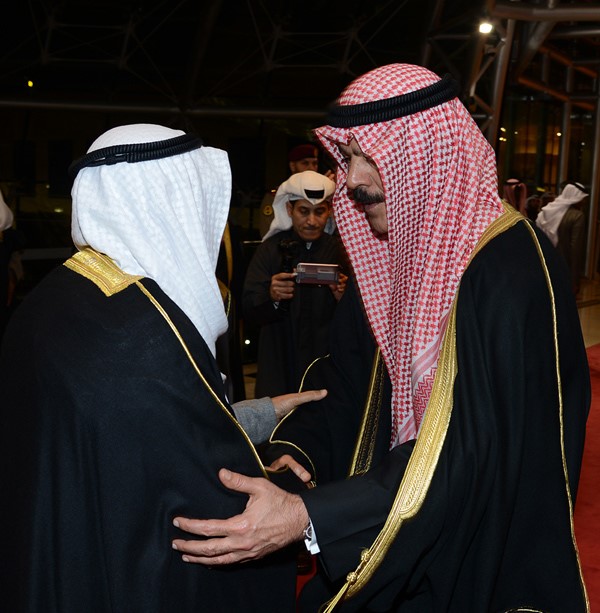 وسموه يصافح الشيخ محمد الخالد