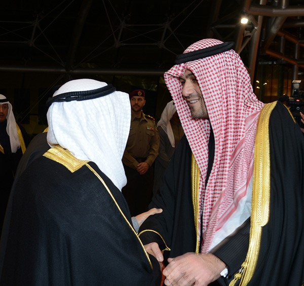 سمو الامير مصافحا انس الصالح