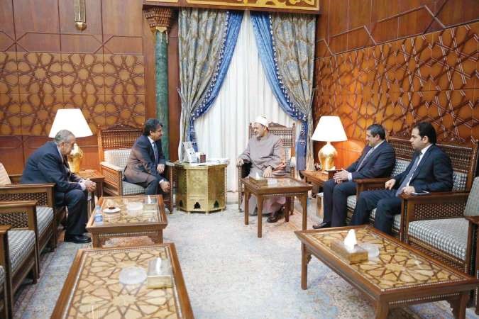 شيخ الازهر د احمد الطيب مستقبلا السفير سالم الزمانان