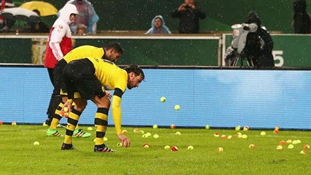 بالفيديو.. جماهير دورتموند تقذف اللاعبين بـ كرات التنس بسبب أسعار التذاكر