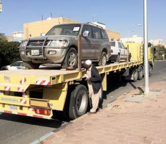 جانب من عملية رفع السيارات المهملة