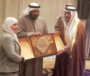 درع تقديرية لمحافظ الجهراء الفريق مفهد الامير