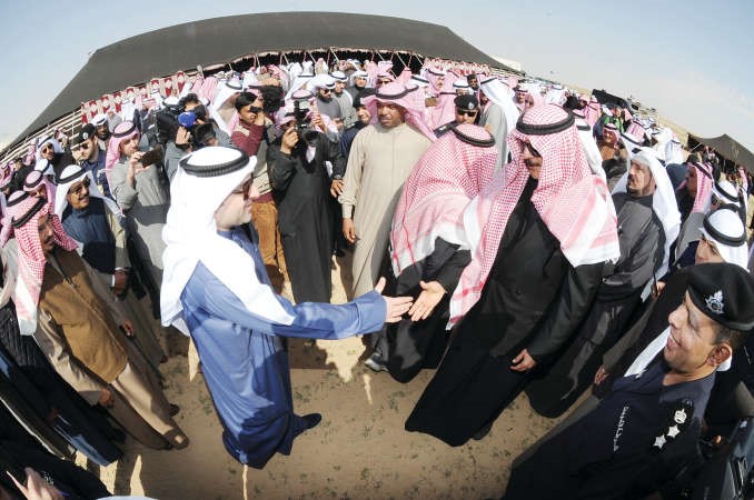 الشيخ محمد الخالد مصافحا وزير الاسكان ياسر ابل هاني الشمري