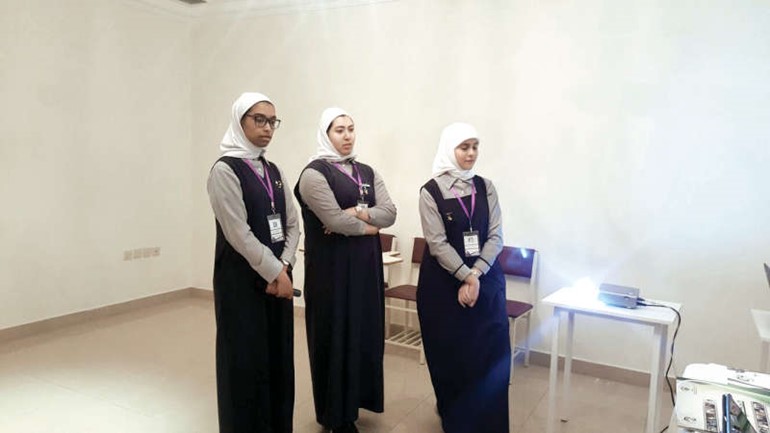 عدد من الطالبات المشاركات 