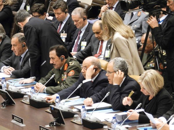 الشيخ خالد الجراح خلال حضوره اجتماع التحالف الدولي ضد داعش في مقر الناتو﻿