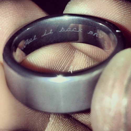 صورة: لن تصدق ماذا حفرت هذه المرأة على خاتم زفاف زوجها