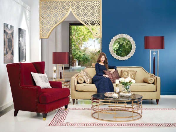 نانسي عجرم في غرفة معيشة كلاسيكية