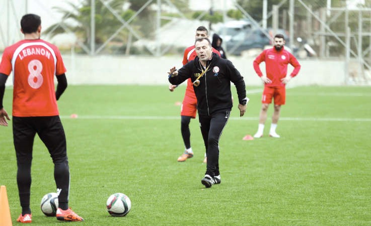 مدرب لبنان المونتينغري ميودراغ رادولوفيتش يوجه اللاعبين في التدريبات﻿