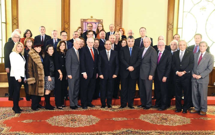 الرئيس عبدالفتاح السيسي متوسطا اعضاء وفد رؤساء المنظمات الاميركية اليهودية ﻿