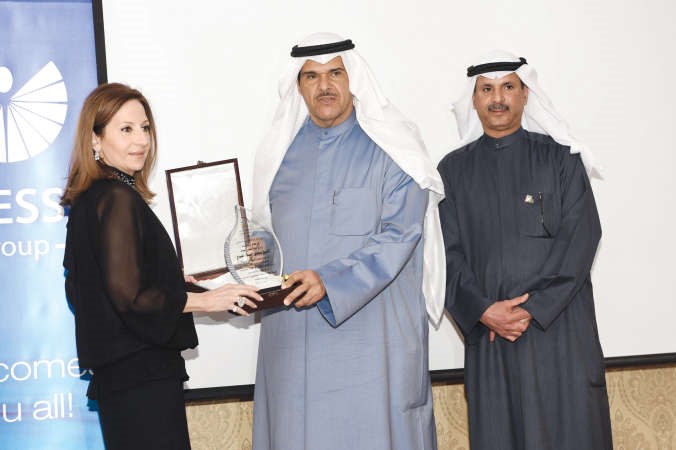 سهير جرادات من مركز جدل تقدم هدية للوزير الشيخ سلمان الحمود﻿