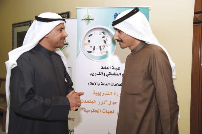  د احمد الاثري متحدثا للزميل عبدالله الراكان﻿