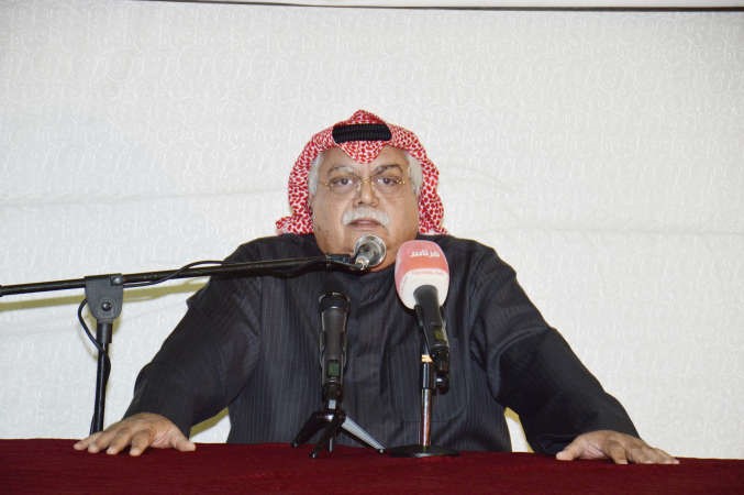 مرشح الدائرة الثالثة فؤاد الهاشم متحدثا للحاضرات