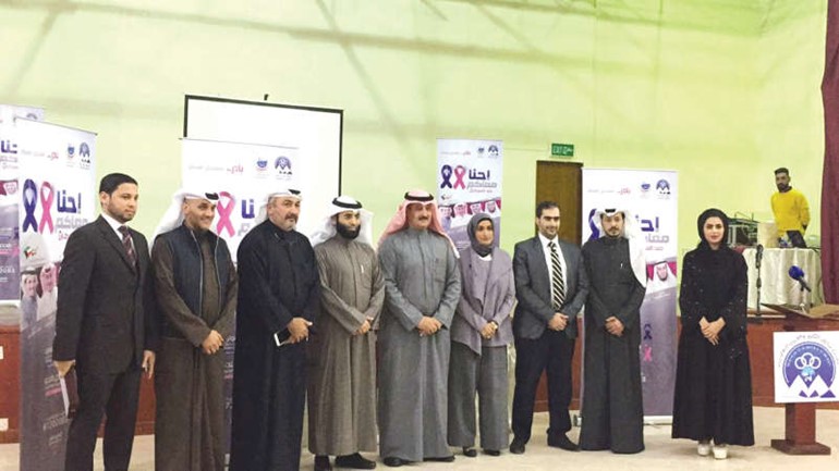 رئيس وأعضاء مجلس الإدارة مع المتخصصين خلال الحملة﻿