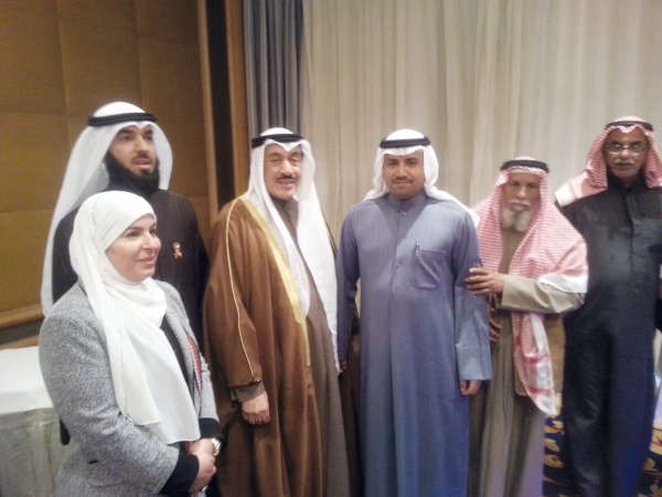 الفريق فهد الامير ودفاطمة الملا وناصر المطيري خلال الملتقى﻿