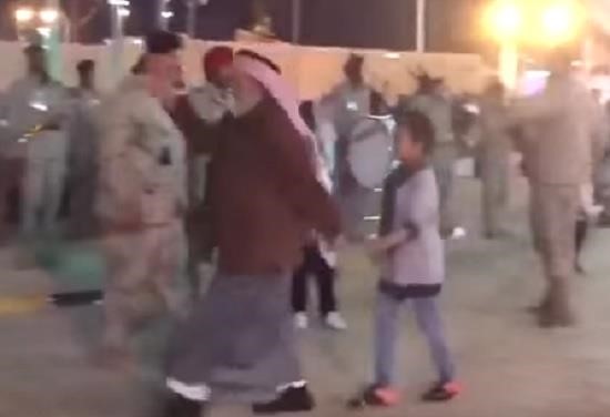 بالفيديو.. موقف طريف لمسن في "الجنادرية" ينتزع ابتسامات رجال الأمن