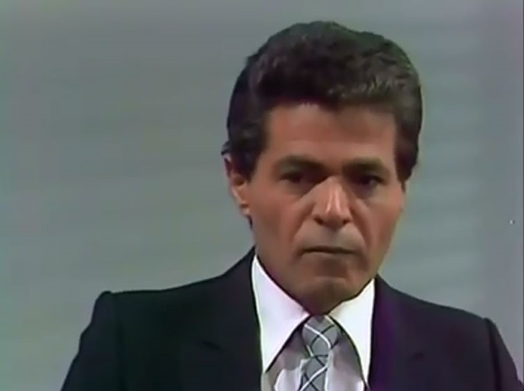 بالفيديو.. اعلامي مصري ينزل الى قبر صلاح قابيل ليكشف حقيقة دفنه حياً ويجري حواراً مع ابنه 