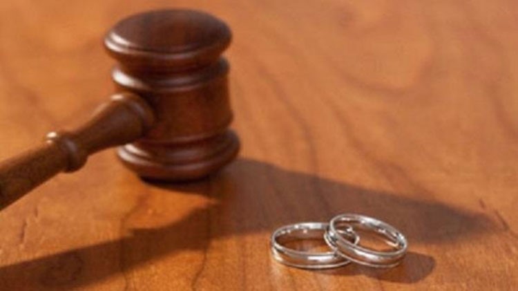 السعودية: شاب يطلق زوجته قبيل أيام من زفافهما بسبب قص شعرها على موضة "تسريحة الفراولة"!