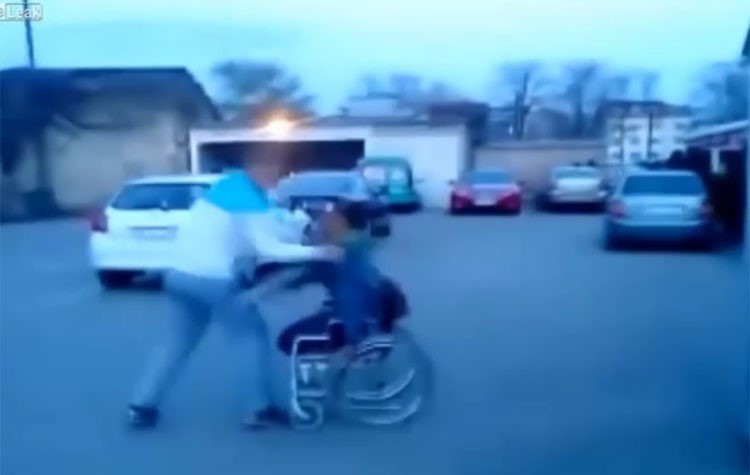 بالفيديو.. مشلول يمشي على قدميه خلال تعرضه لهجوم