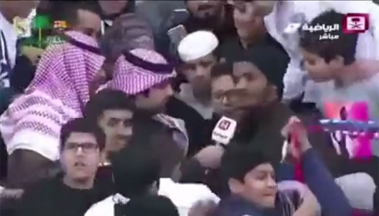 بالفيديو.. مشجع يخطف "عقال" مذيع قناة سعودية على الهواء 