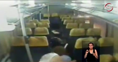 بالفيديو.. عصابة تطلق النار على سائق حافلة 