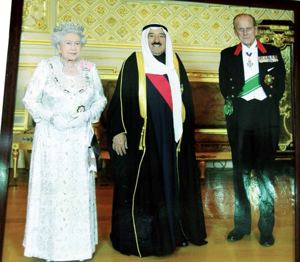 صاحب السمو الامير الشيخ صباح الاحمد في صورة تجمعه مع الملكة اليزابيث الثانية والامير فيليب﻿