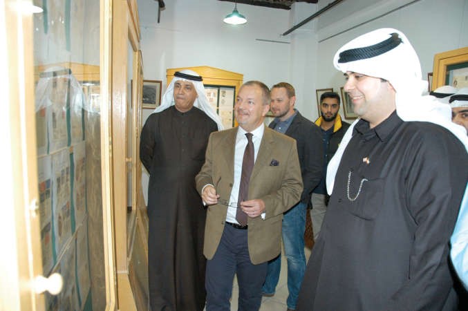 السفير البريطاني ماثيو لودج ومعلي اليوحة خلال جولة على المعرض	 محمد هاشم﻿