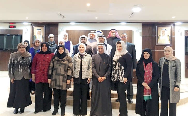 منى الدعاس ومحمد العجمي يتوسطان عددا من موظفي الاحصاء والصناعة﻿