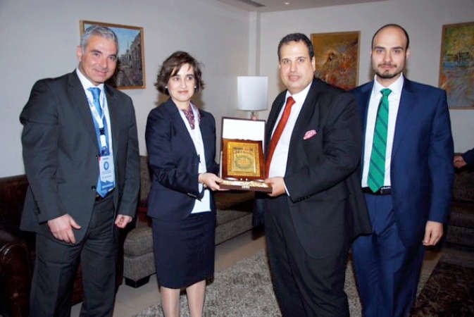 مسؤولو نور للتكنولوجيا يكرمون فيليبس خلال افتتاح المؤتمر﻿